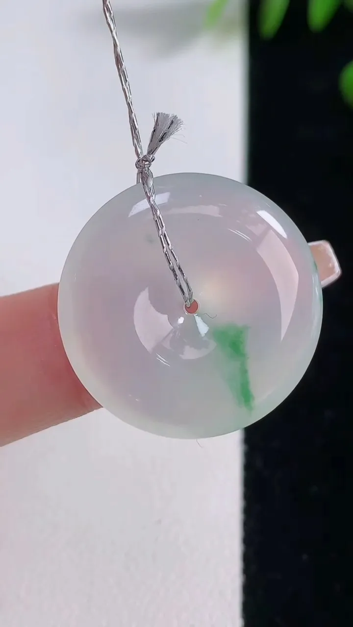 天然A货翡翠平安扣吊坠，尺寸24-5.5，重量:7.57g
12月18日