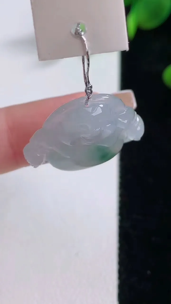 天然A货翡翠冰种飘花佛公吊坠，尺寸21.4-24.5-5.4，重量:4.48g
12月18日