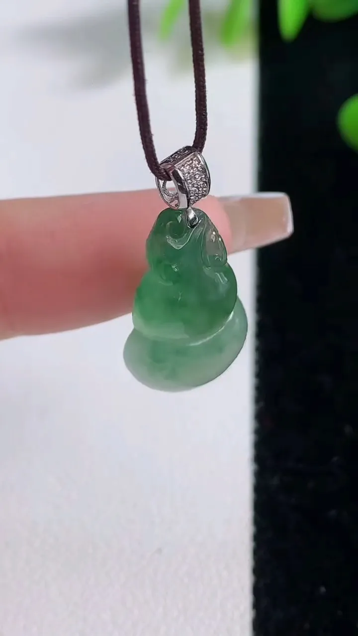 天然A货翡翠种飘花葫芦吊坠，尺寸22.2-13-6.8，重量:3.21g
12月18日