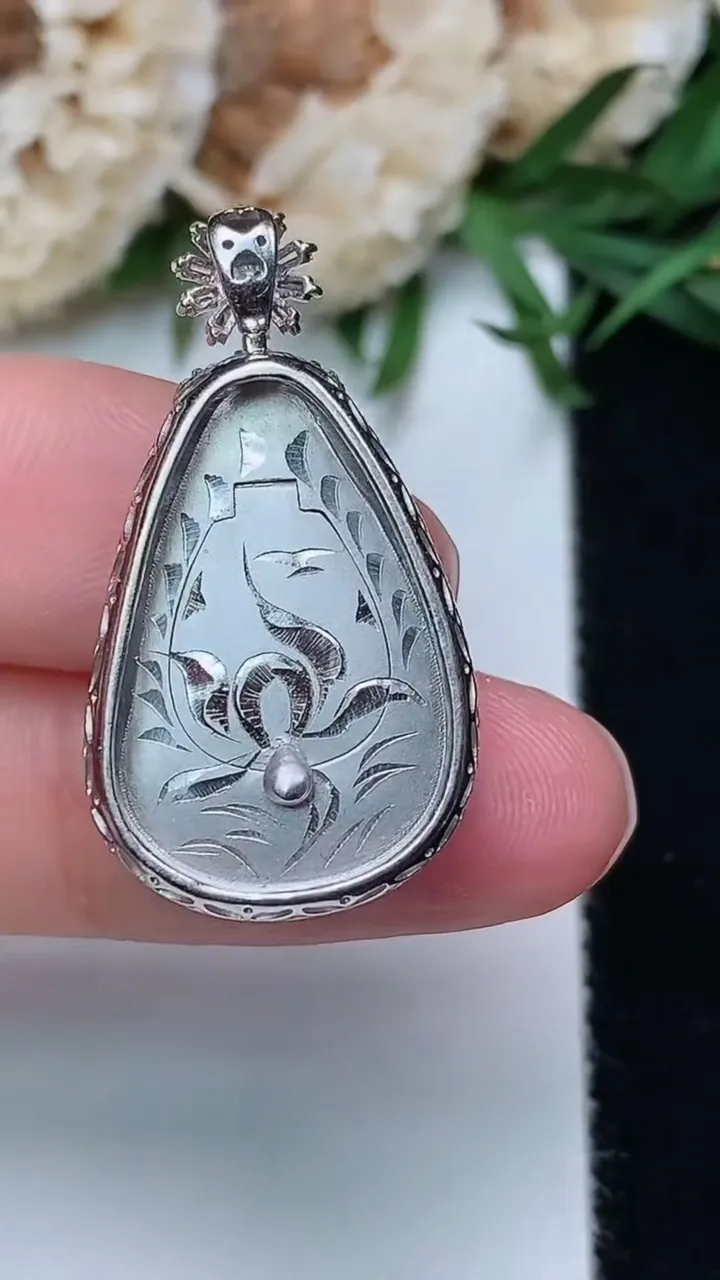 天然A货翡翠如意吊坠，尺寸30.8-16.5-7.4，裸石21.2-14，重量:4.97g
12月18日