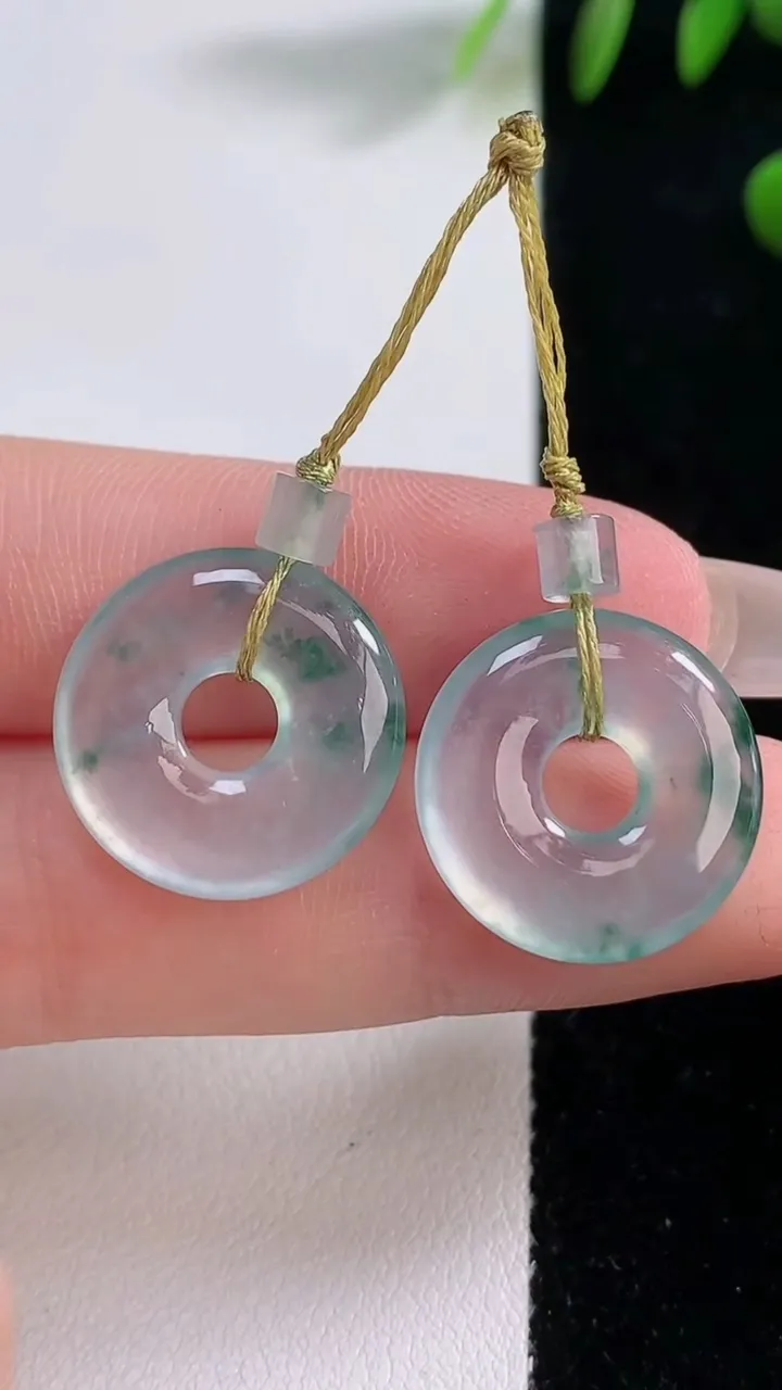 天然A货翡翠种飘花平安环吊坠一对，尺寸17.5-3.2，重量:4.42g
12月18日