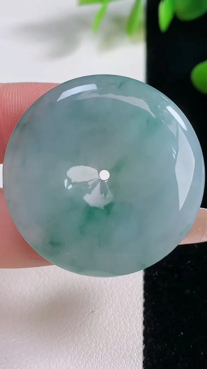 天然A货翡翠冰种飘花平安扣吊坠，尺寸35.6-5.5，重量:15.90g
12月18日