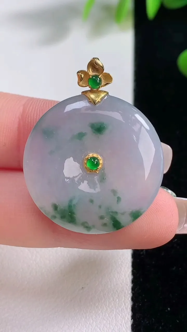 天然A货翡翠种飘花平安扣吊坠，尺寸26.5-5.6，重量:8.87g
12月18日