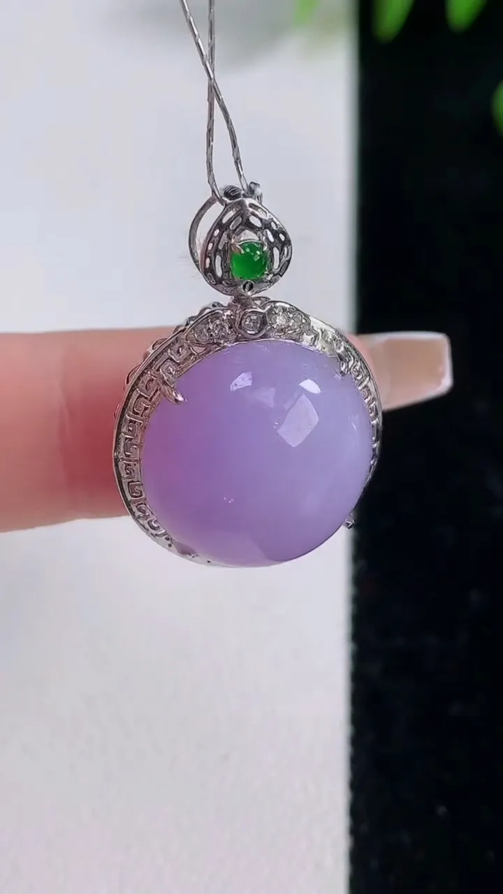 天然A货翡翠18K金紫罗兰蛋面吊坠，尺寸25.6-17.8-10.4，裸石15重量:4.36g
12
