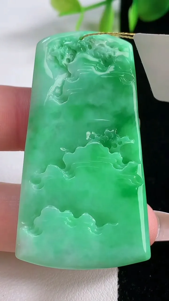 天然A货翡翠山水牌吊坠，尺寸53-28.8-6.5，重量:21.73g
12月18日