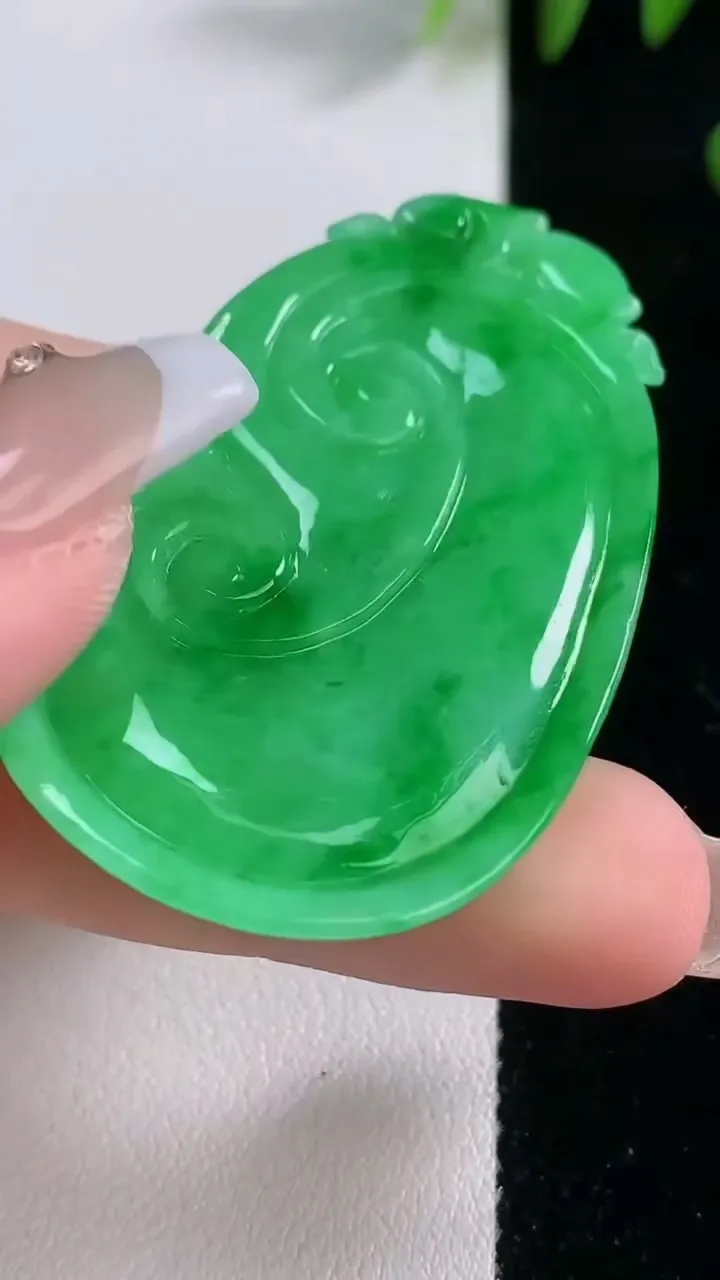 天然A货翡翠如意吊坠，尺寸51.6-31.5-5.3，重量:17.38g
12月18日