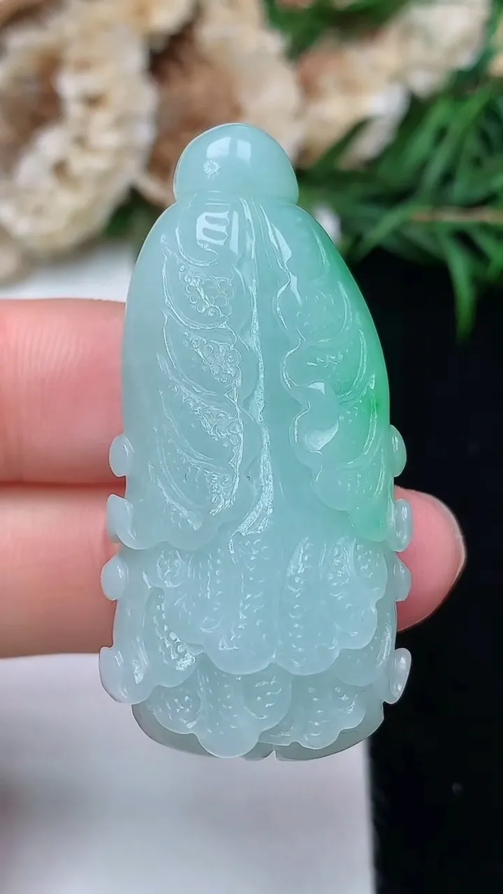 天然A货翡翠白菜吊坠，尺寸42.5-20.2-13，重量:17.83g
12月18日