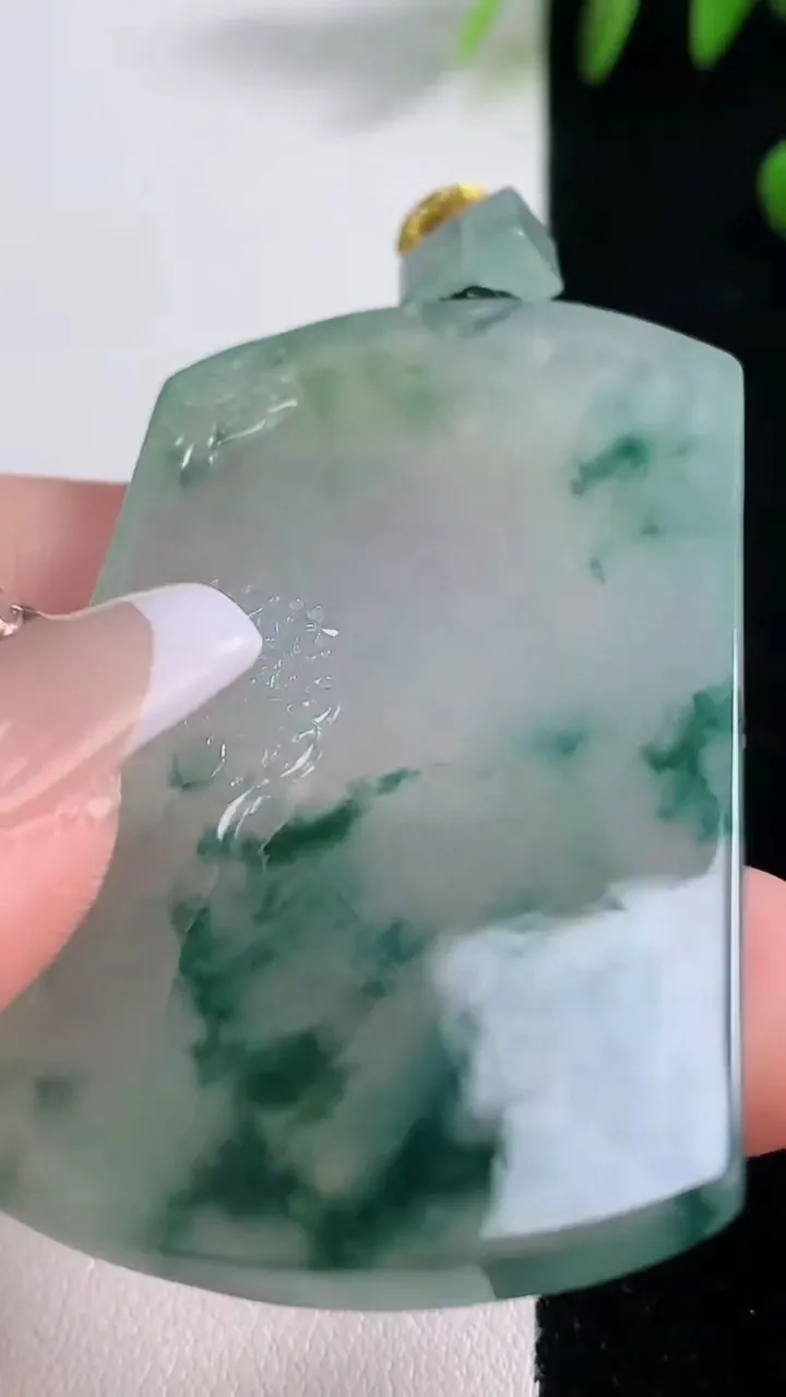 天然A货翡翠种飘花山水牌吊坠，尺寸54.2-35.3-5.4，重量:29.88g
12月18日