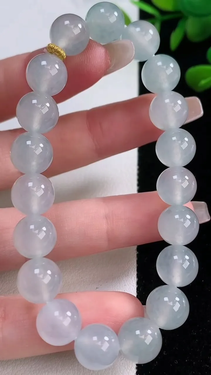 天然A货翡翠种白冰圆珠手串，尺寸10-19颗，重量:32.35g12月18日
工厂直销收藏佳品,种好水足，色泽均匀，有种有色，上手高大气！