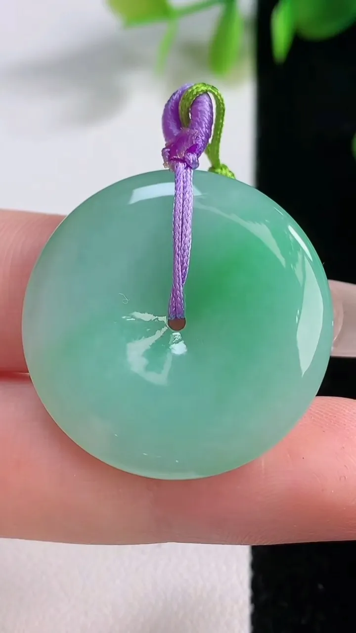 天然A货翡翠平安扣吊坠，尺寸28.6-4.4，重量:8.47g
12月18日