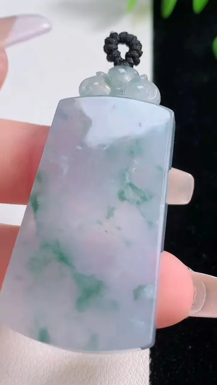 天然A货翡翠种紫罗兰飘花无事牌吊坠，尺寸44-25-5.7，重量:20.18g
12月18日