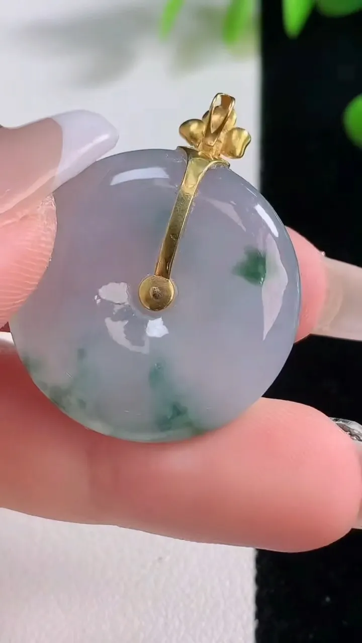 天然A货翡翠种飘花平安扣吊坠，尺寸26.5-5.6，重量:8.87g
12月18日