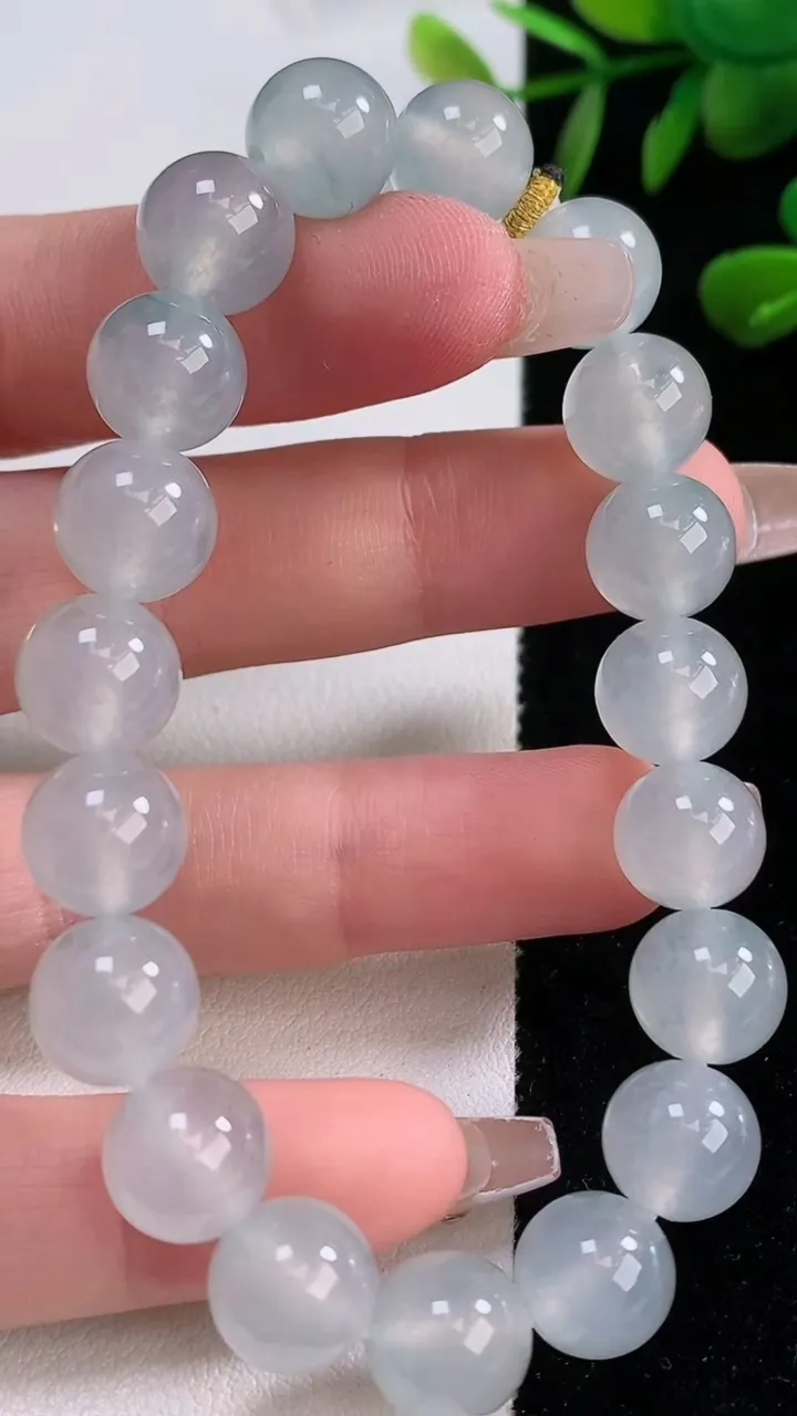 天然A货翡翠种白冰圆珠手串，尺寸10-19颗，重量:32.35g12月18日
工厂直销收藏佳品,种好水足，色泽均匀，有种有色，上手高大气！