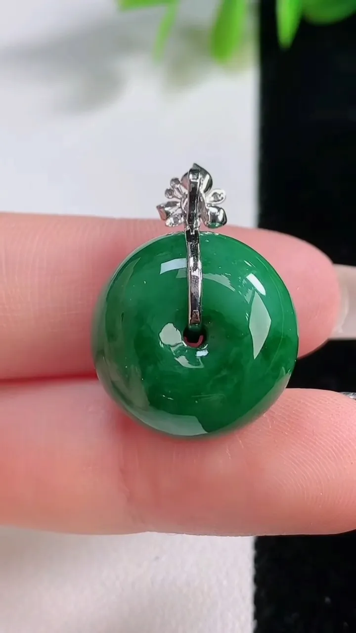 天然A货翡翠路路通吊坠，尺寸18-11.8，重量:8.85g
12月18日
