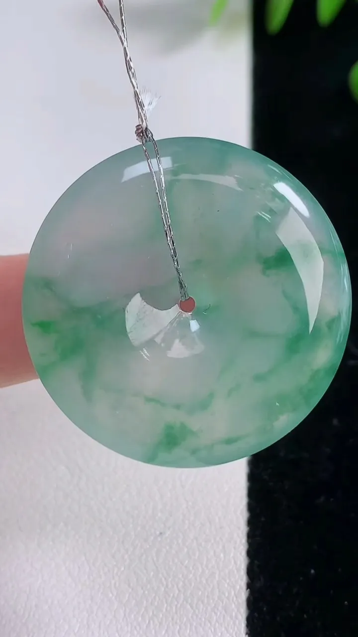 天然A货翡翠种飘花平安扣吊坠，尺寸36.4-6，重量:14.08g
12月18日