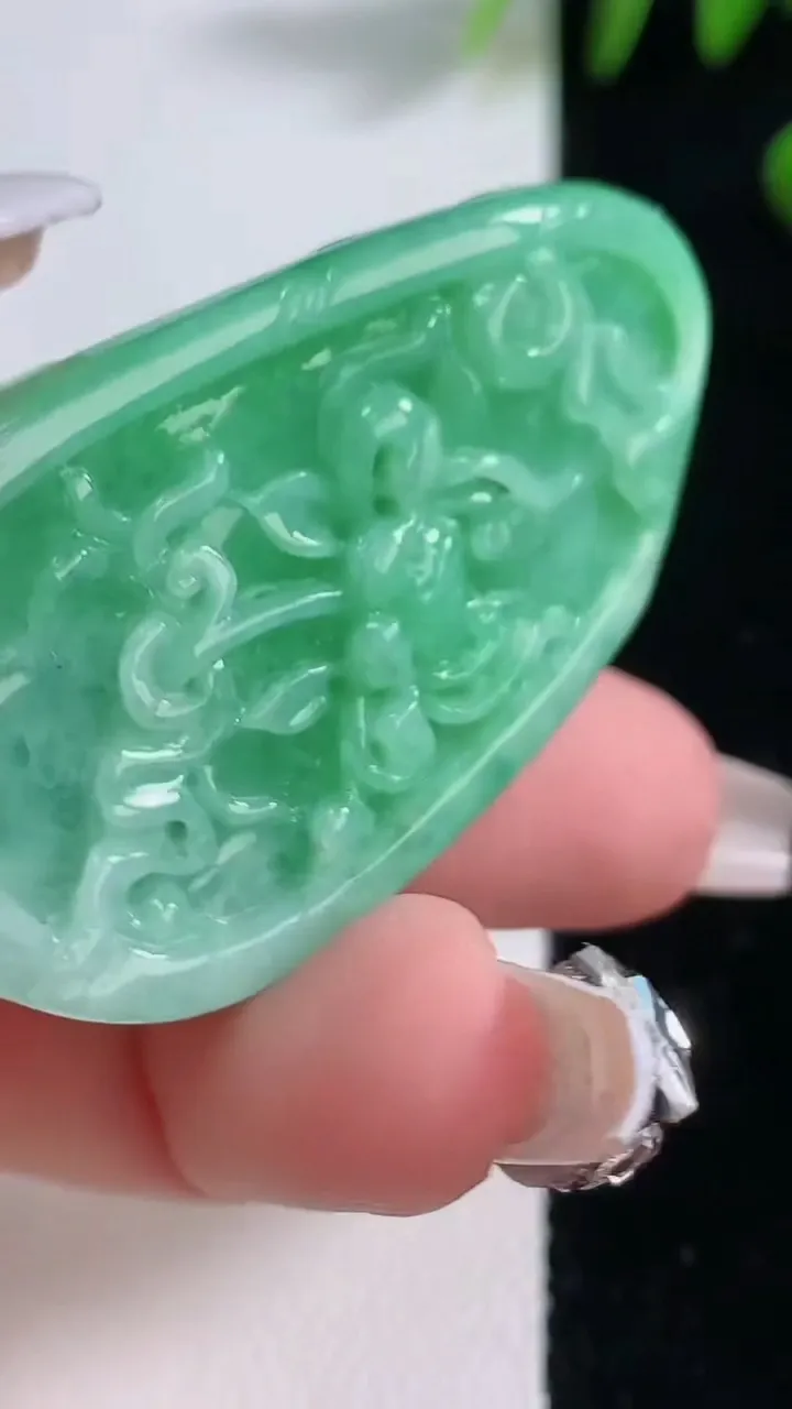 天然A货翡翠年年有余吊坠，尺寸48.7-27.4-6.7，重量:20.17g
12月18日