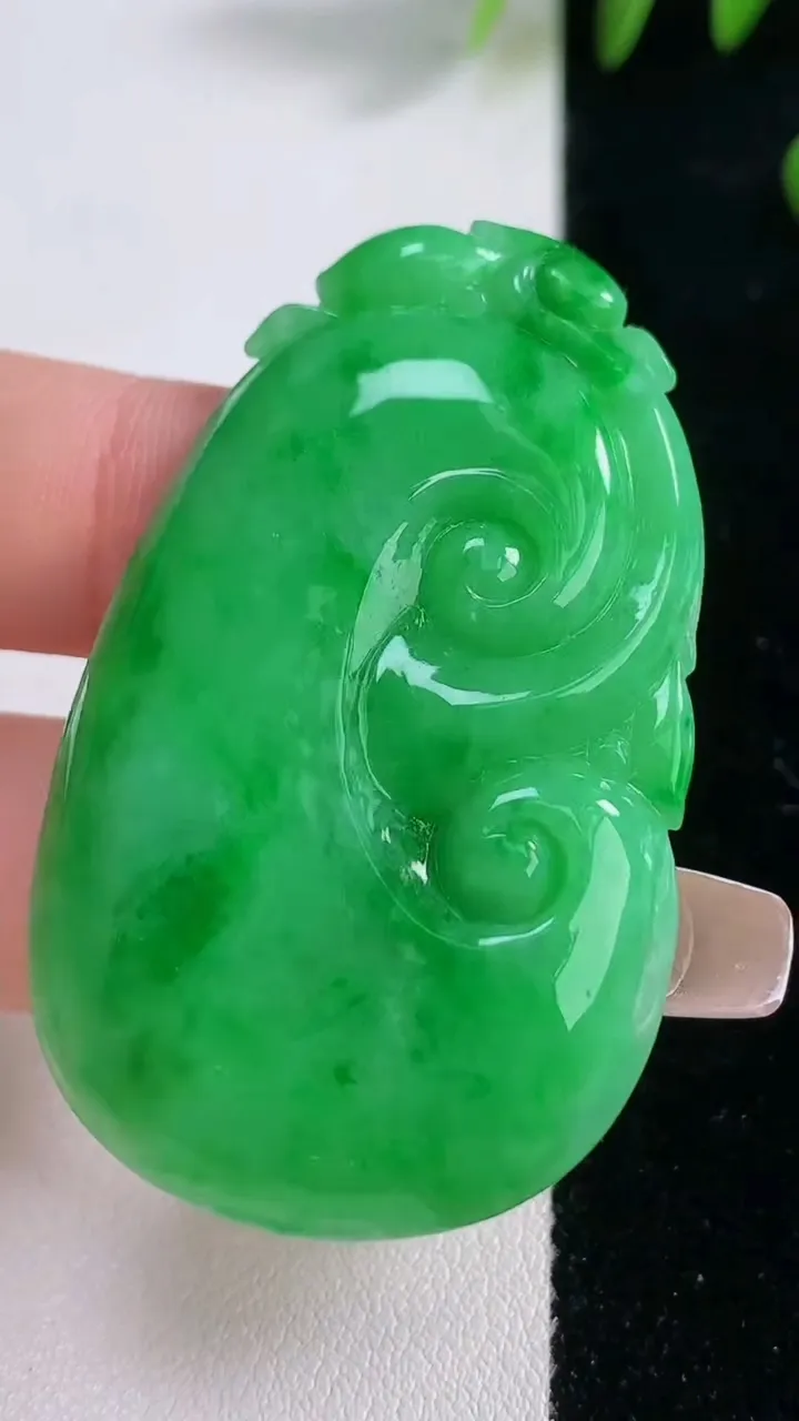 天然A货翡翠如意吊坠，尺寸51.6-31.5-5.3，重量:17.38g
12月18日
