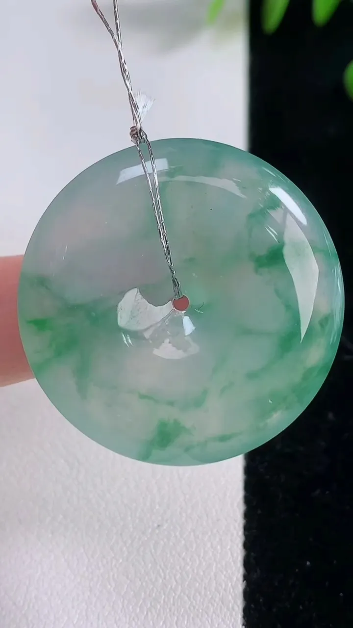 天然A货翡翠种飘花平安扣吊坠，尺寸36.4-6，重量:14.08g
12月18日