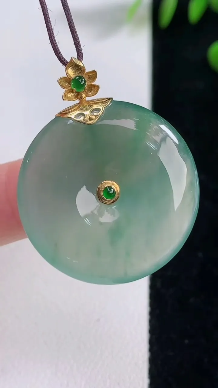 天然A货翡翠平安扣吊坠，尺寸27-5.4，重量:9.74g
12月18日