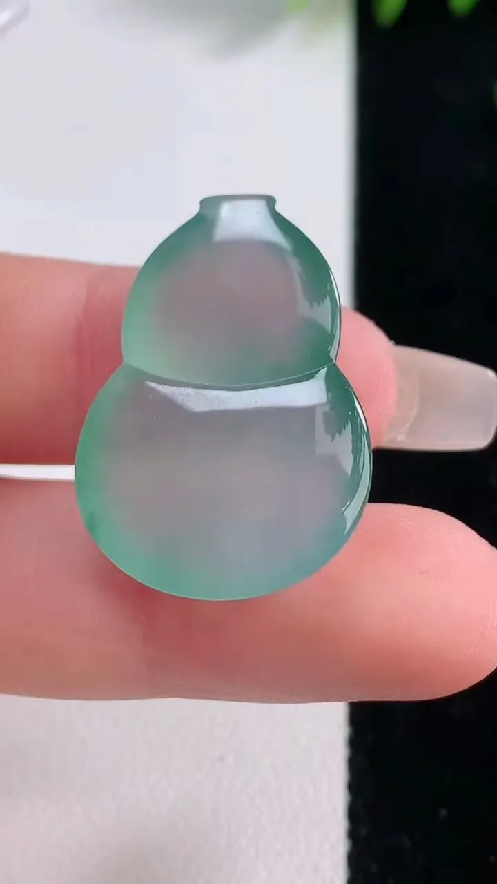 天然A货翡翠种飘花葫芦镶嵌件，尺寸28-19.8-5.8，重量:6.08g
12月18日