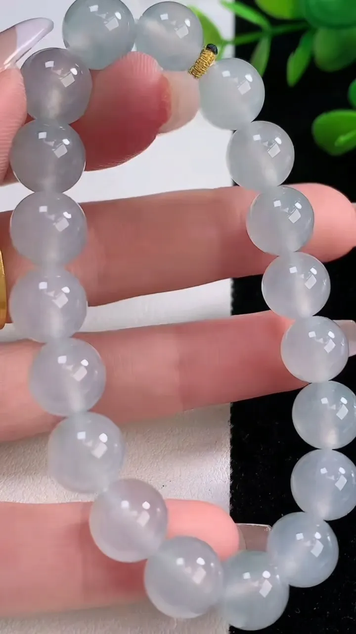 天然A货翡翠种白冰圆珠手串，尺寸10-19颗，重量:32.35g12月18日
工厂直销收藏佳品,种好