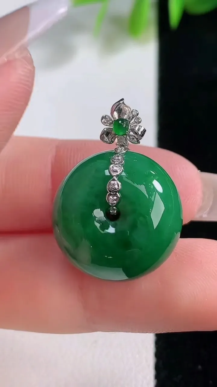 天然A货翡翠路路通吊坠，尺寸18-11.8，重量:8.85g
12月18日