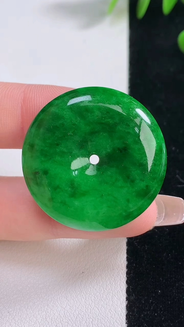 天然A货翡翠平安扣吊坠，尺寸31.5-6.4，重量:13.46g
12月18日