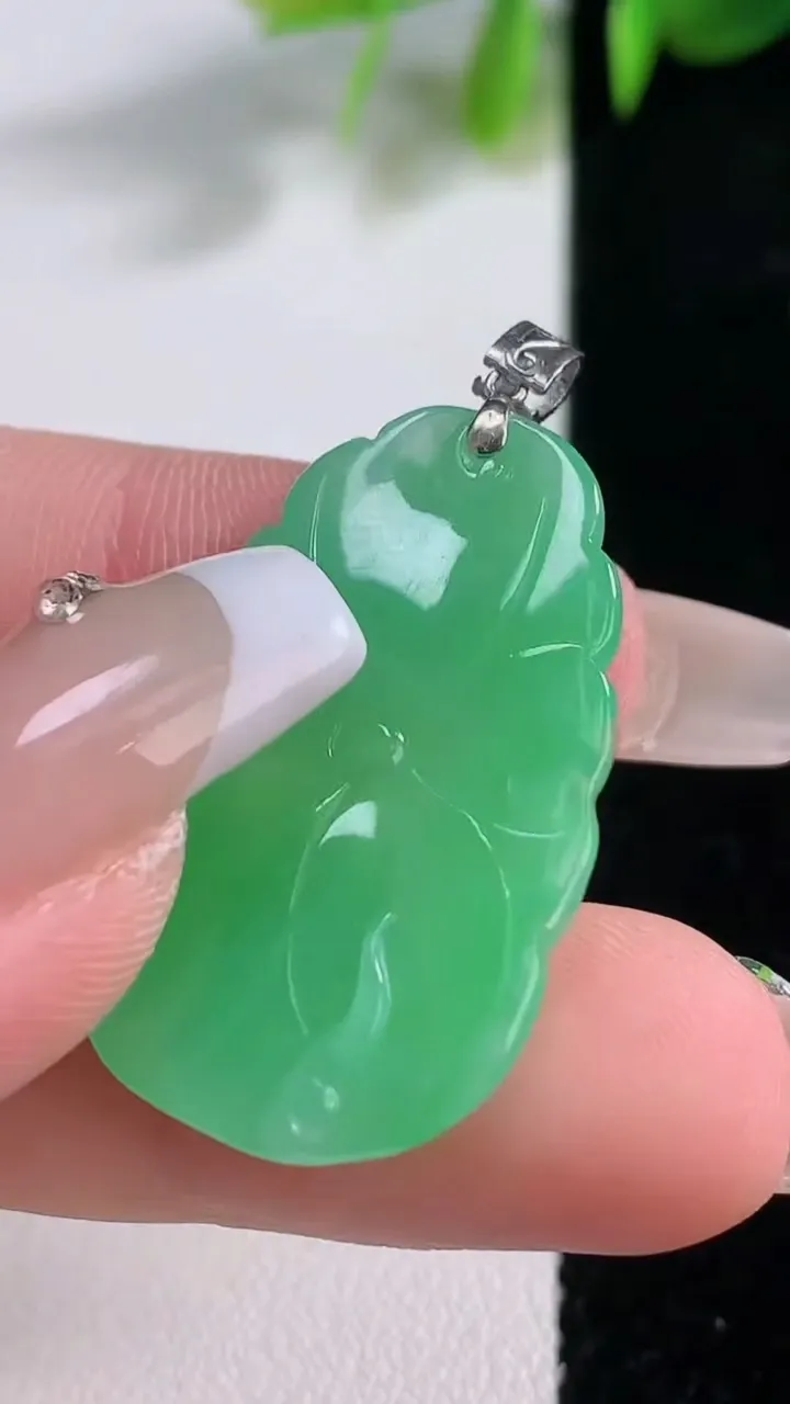 天然A货翡翠荷叶吊坠，尺寸31.2-18-3.7，重量:4.50g
12月18日