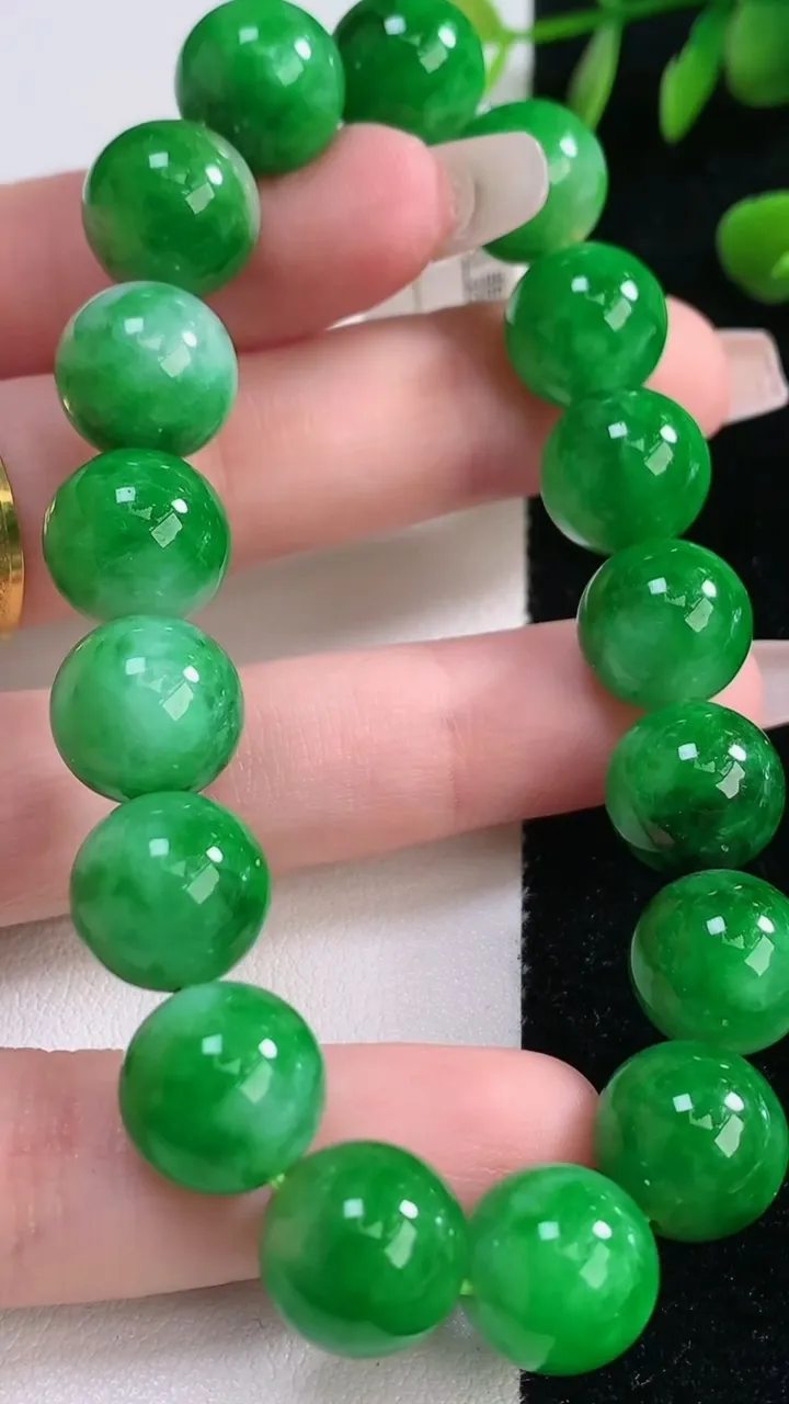 天然A货翡翠圆珠手串，尺寸11.6-17颗，重量:47.47g12月18日
工厂直销收藏佳品,种好水足，色泽均匀，有种有色，上手高大气！