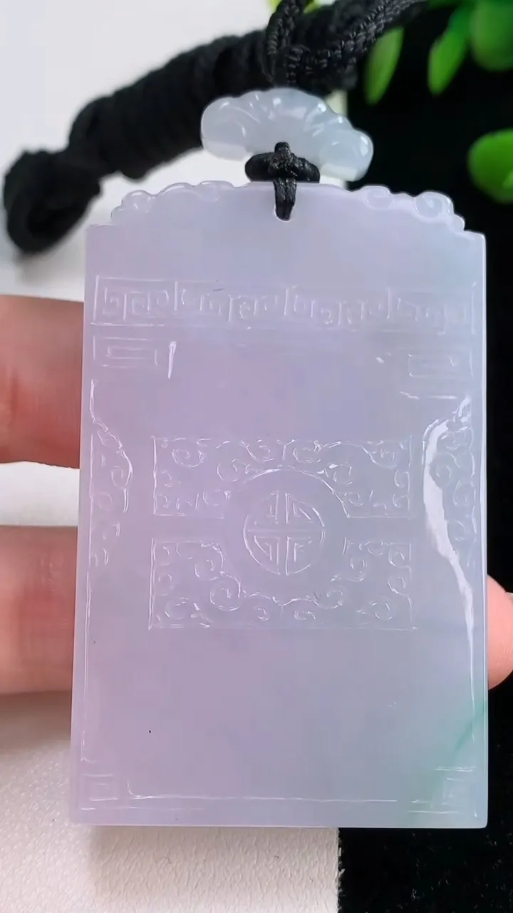 天然A货翡翠春带彩紫罗兰仿古无事牌吊坠，尺寸58.2-37-6.8，重量:52.76g
12月18日