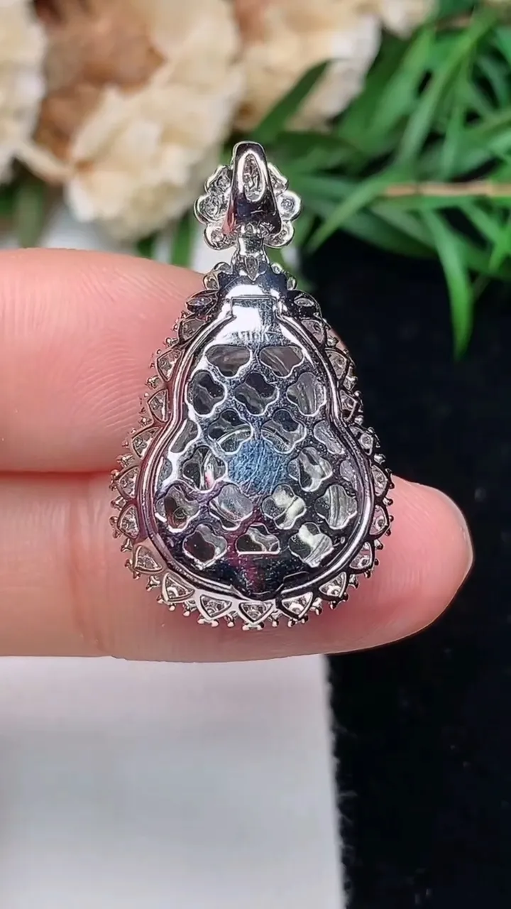 天然A货翡翠葫芦吊坠，尺寸28.8-16.7-10.3，裸石17.5-13.4，重量:4.47g
12月18日，重量:4.47g