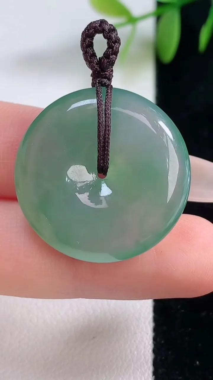 天然A货翡翠平安扣吊坠，尺寸26.5-5.9，重量:9.46g
12月18日