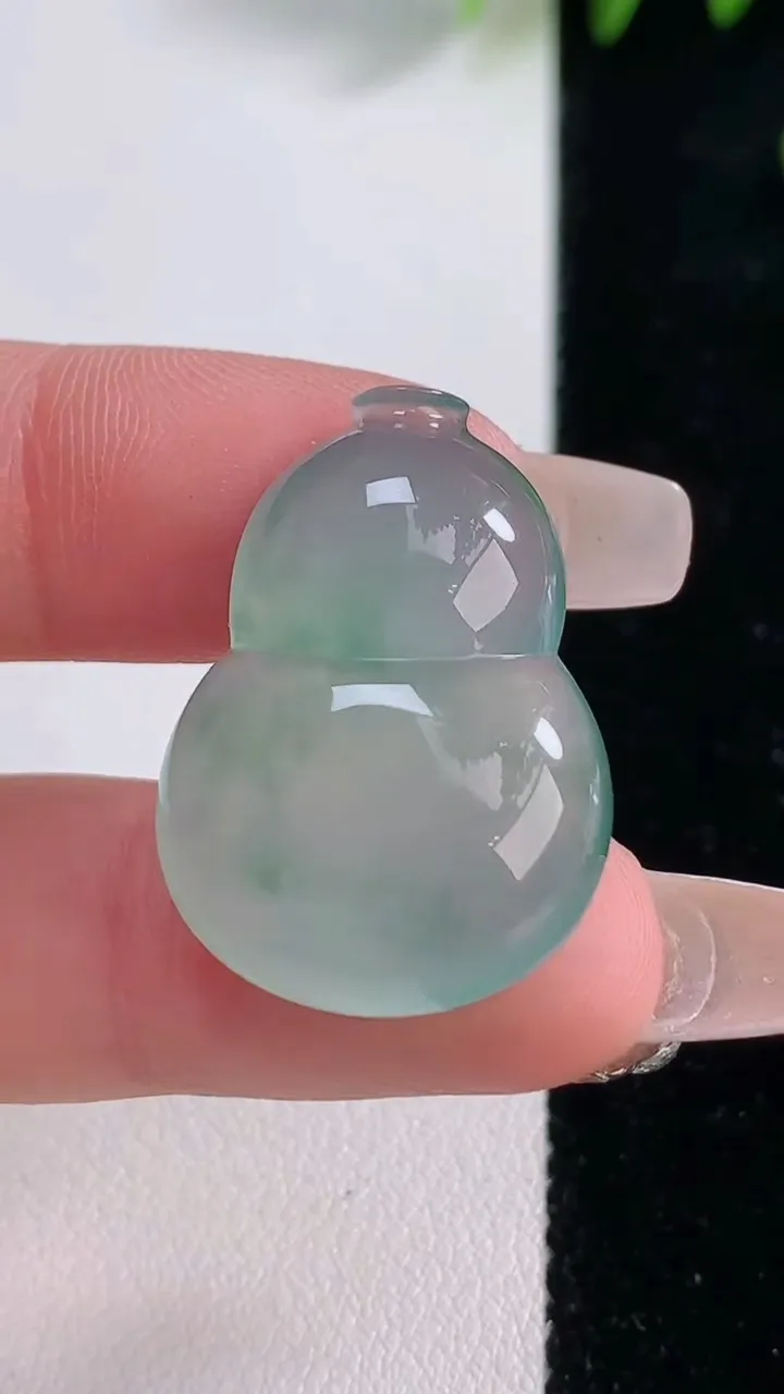 天然A货翡翠种飘花葫芦镶嵌件，尺寸28-19.8-5.8，重量:6.08g
12月18日