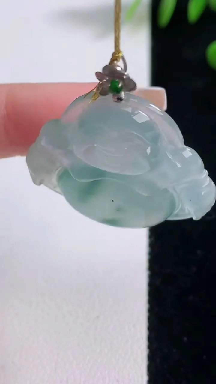 天然A货翡翠种飘花佛公吊坠，尺寸30.5-33.2-5.3，重量:9.02g
12月18日