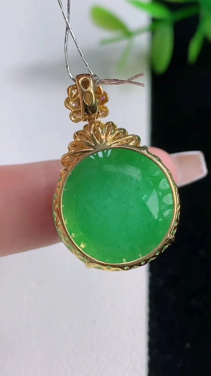 天然A货翡翠蛋面吊坠，尺寸28.3-18-10，重量:6.16g
12月18日