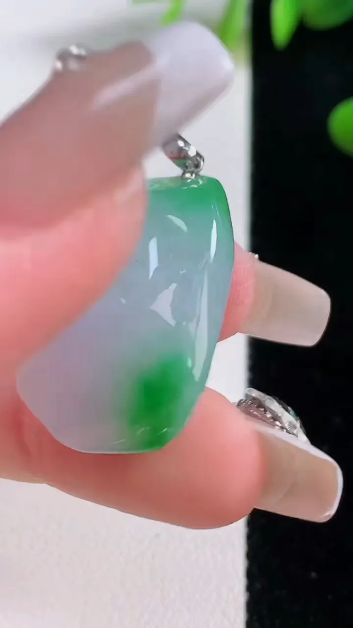 天然A货翡翠18K金春带彩紫罗兰原石吊坠，尺寸29-17.4-10.2，重量:9.09g
12月18