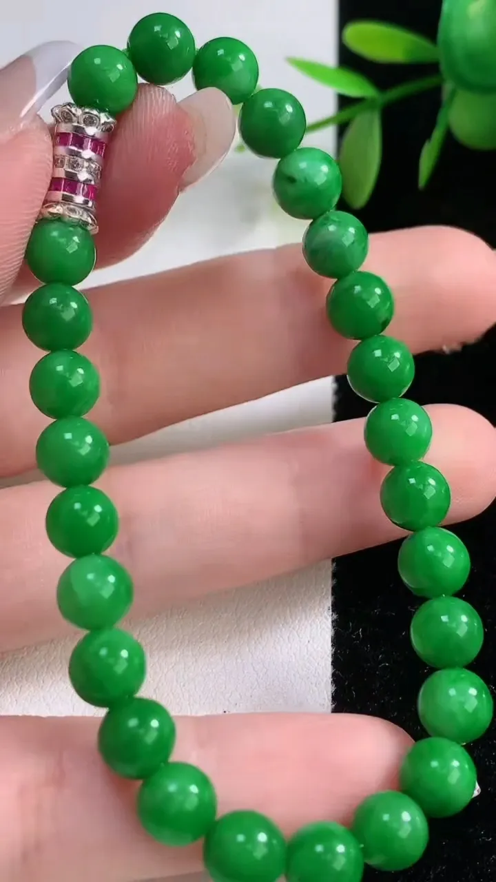 天然A货翡翠圆珠手串，尺寸6.4-26颗，重量:14.16g12月18日
工厂直销收藏佳品,种好水足，色泽均匀，有种有色，上手高大气！