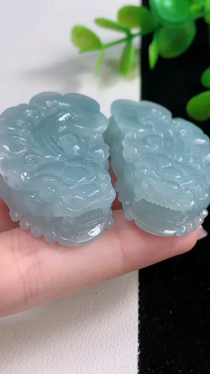 天然A货翡翠紫罗兰貔貅吊坠一对，尺寸45.5-24.6-12，重量:66.78g
12月18日