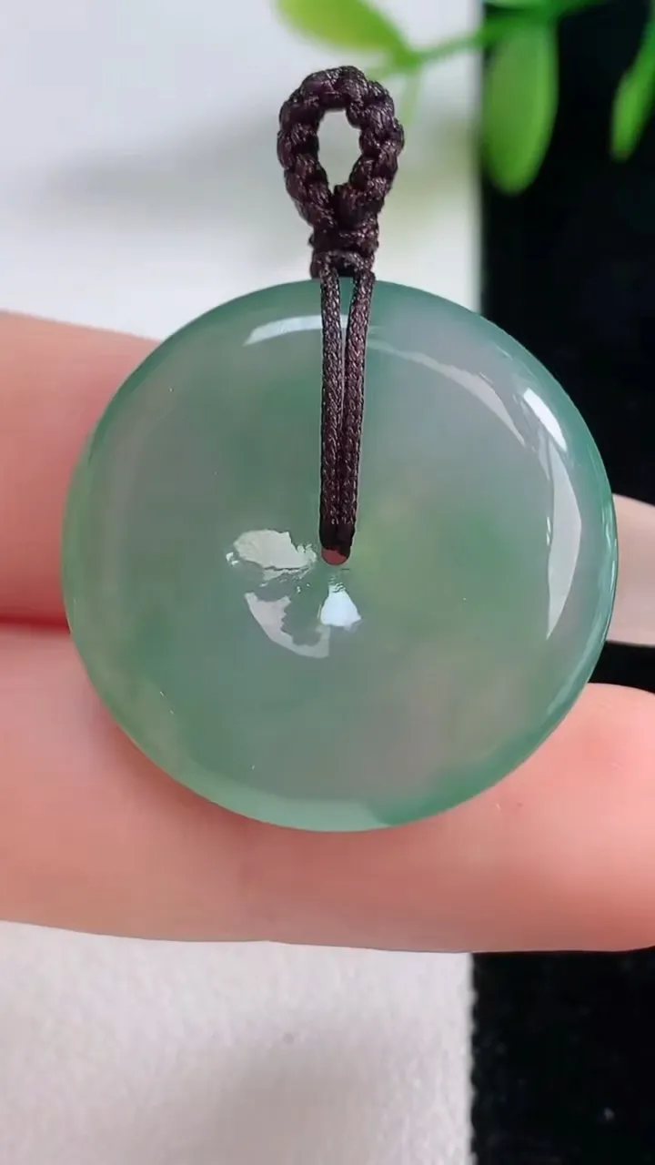 天然A货翡翠平安扣吊坠，尺寸26.5-5.9，重量:9.46g
12月18日