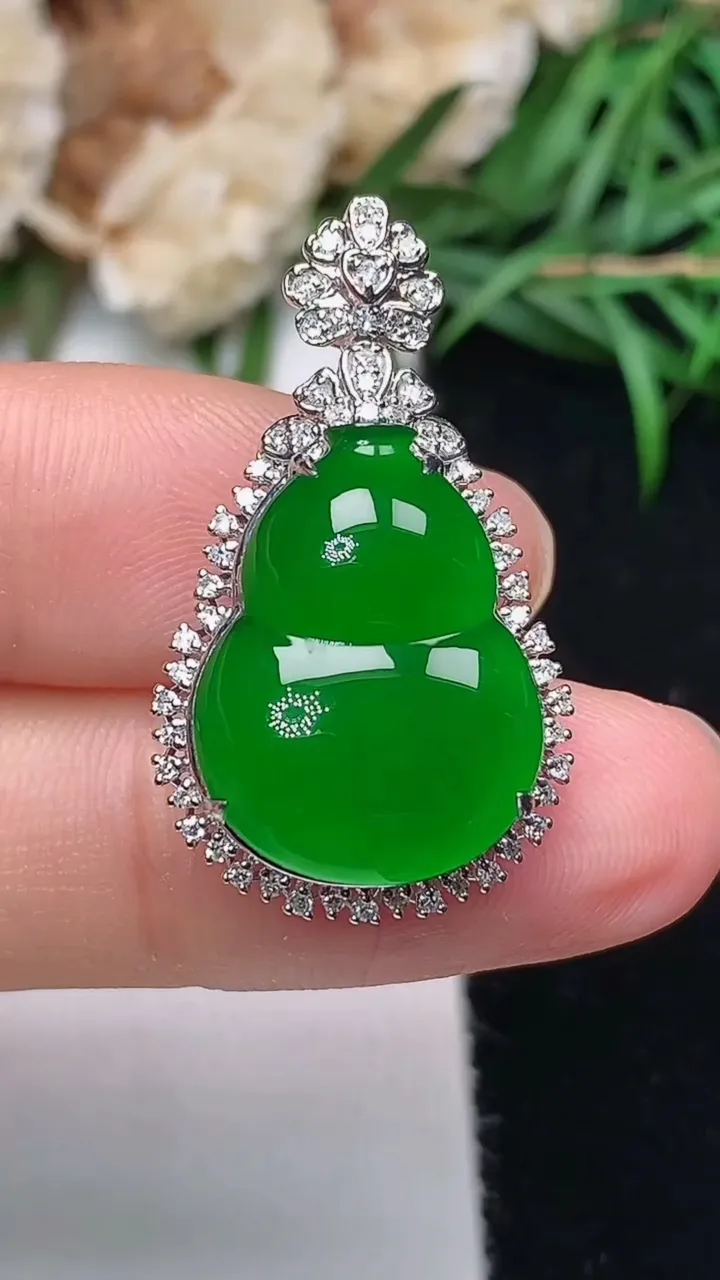 天然A货翡翠葫芦吊坠，尺寸28.8-16.7-10.3，裸石17.5-13.4，重量:4.47g
1