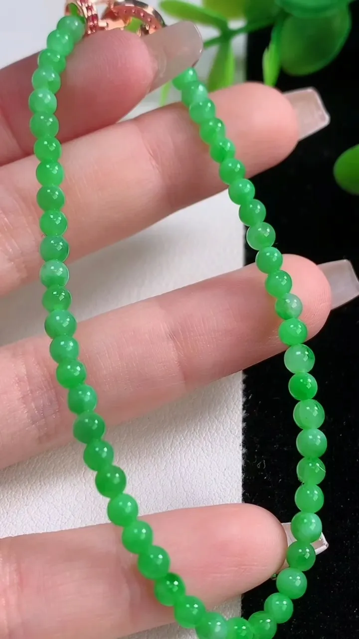 天然A货翡翠小米珠手串，尺寸3.6-51颗，重量:6.01g12月18日
工厂直销收藏佳品,种好水足