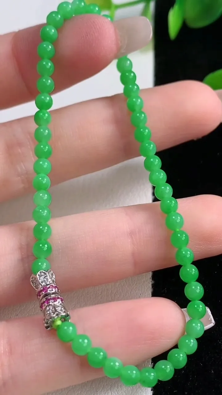 天然A货翡翠小米珠手串，尺寸3.5-50颗，重量:4.67g12月18日
工厂直销收藏佳品,种好水足