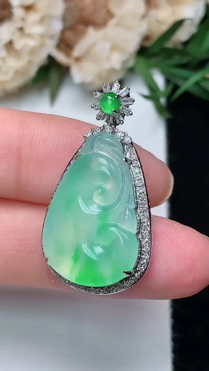 天然A货翡翠如意吊坠，尺寸30.8-16.5-7.4，裸石21.2-14，重量:4.97g
12月18日