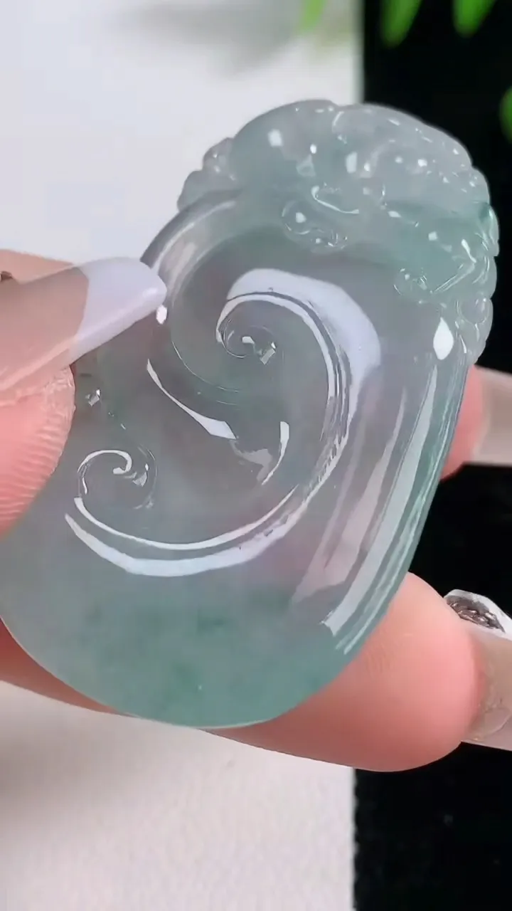 天然A货翡翠种飘花如意吊坠，尺寸46.4-27-8.2，重量:20.05g
12月18日