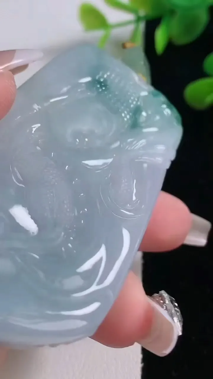 天然A货翡翠冰种飘花祥龙观音菩萨吊坠，尺寸67.7-37.6-12，重量:55.66g
12月18日