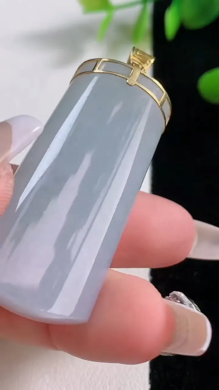 天然A货翡翠种白冰无事牌吊坠，尺寸45-21-11.5，重量:30.88g
12月18日