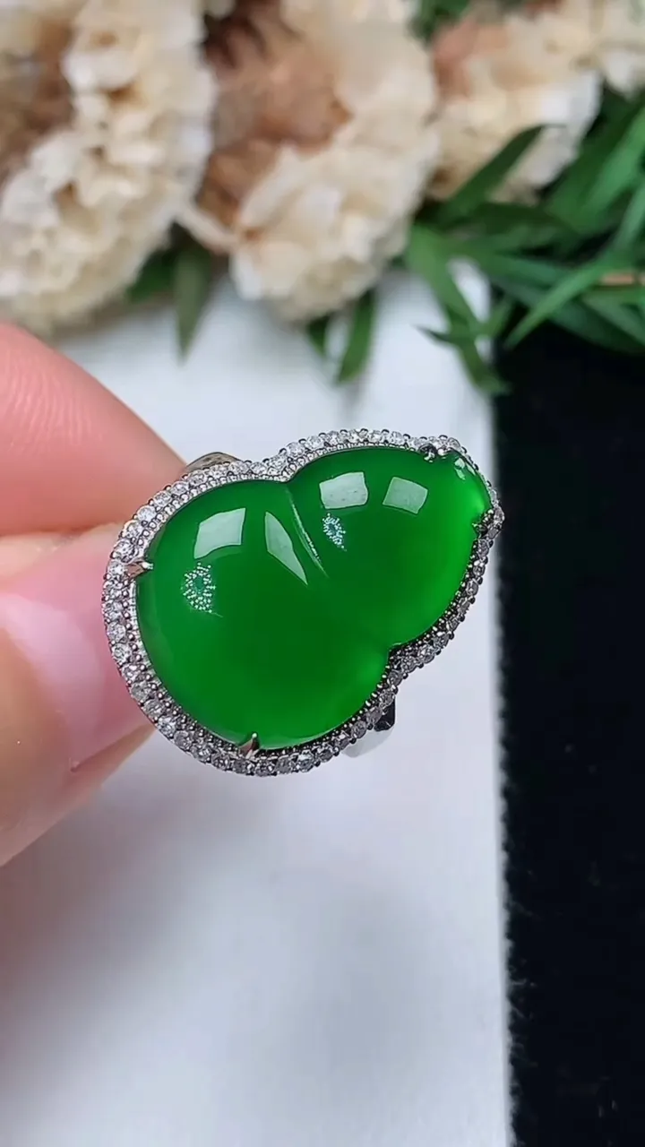 天然A货翡翠葫芦吊坠，尺寸17-19-13.4，重量:4.57g
12月18日