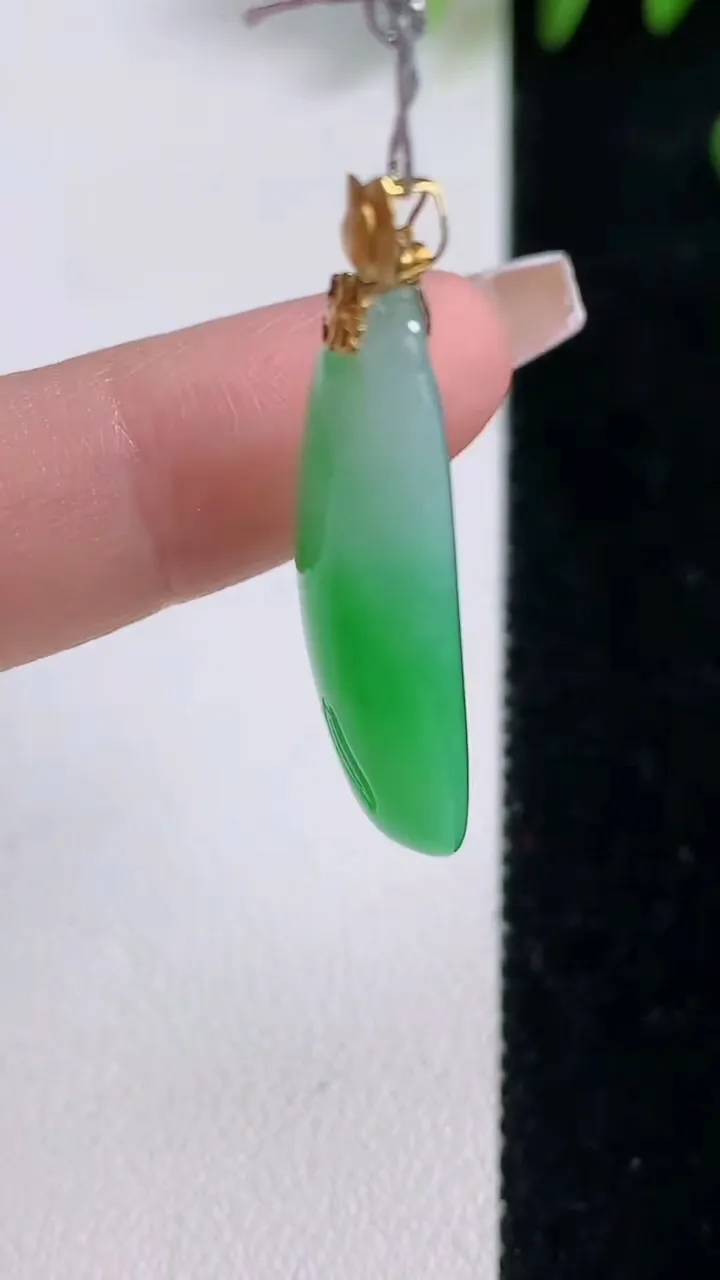 天然A货翡翠福瓜吊坠，尺寸32.7-16.2-6.6，重量:6.56g
12月18日