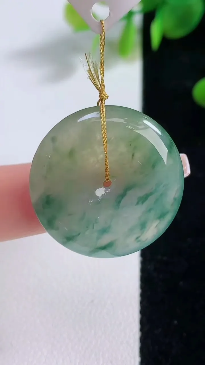 天然A货翡翠冰种飘花平安扣吊坠，尺寸26.7-5，重量:8.02g
12月18日