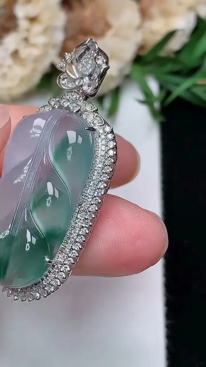 天然A货翡翠飘花金枝玉叶 叶子吊坠，尺寸40.4-19.3-9.4，裸石26.8-15
12月18日